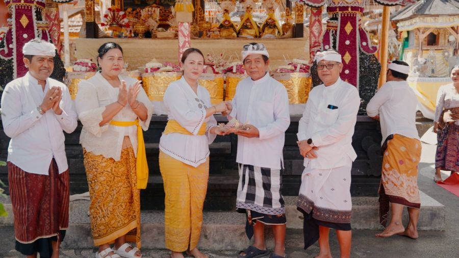 podiumnews.com-Ketua WHDI Badung Hadiri Karya Melaspas Pura Gunung Sari Bongkasa