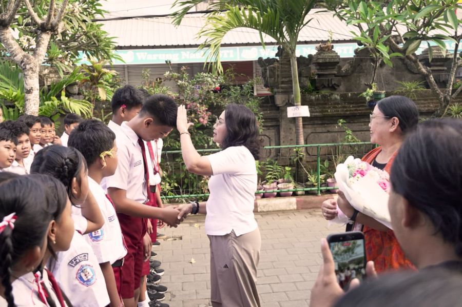 Ketua YKI Kabupaten Badung, Nyonya Rasniathi Adi Arnawa, memimpin langsung pelaksanaan Pembinaan Penanggulangan Kanker Terpadu Paripurna Sekolah di SD No. 1 Dalung, Kecamatan Kuta Utara, Badung, Bali, Selasa (20/10/2026). (foto/adi)