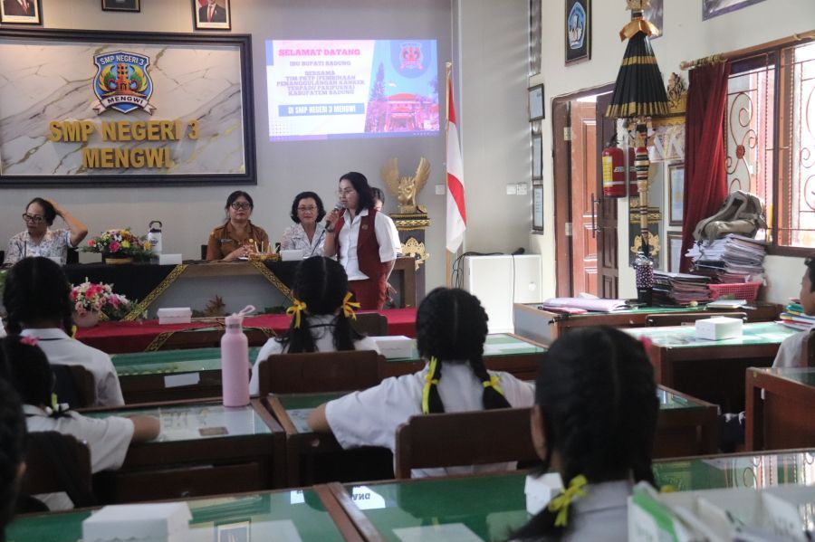 Ketua YKI Kabupaten Badung, Nyonya Rasniathi Adi Arnawa, melaksanakan Pembinaan Penanggulangan Kanker Terpadu Paripurna di SMP Negeri 3 Mengwi, Badung, Senin (26/10/2026). (foto/adi)