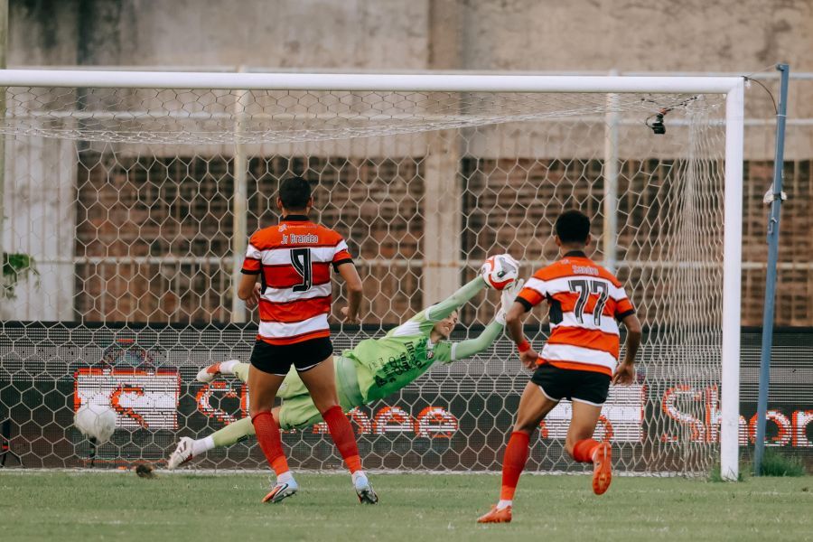 Penjaga gawang Bali United FC, Mike Hauptmeijer saat laga melawan Madura United pada pekan ke-31 BRI Super League 2025/26, di Gelora Bangkalan, Madura, Selasa (5/5/2026) sore. (baliutd)