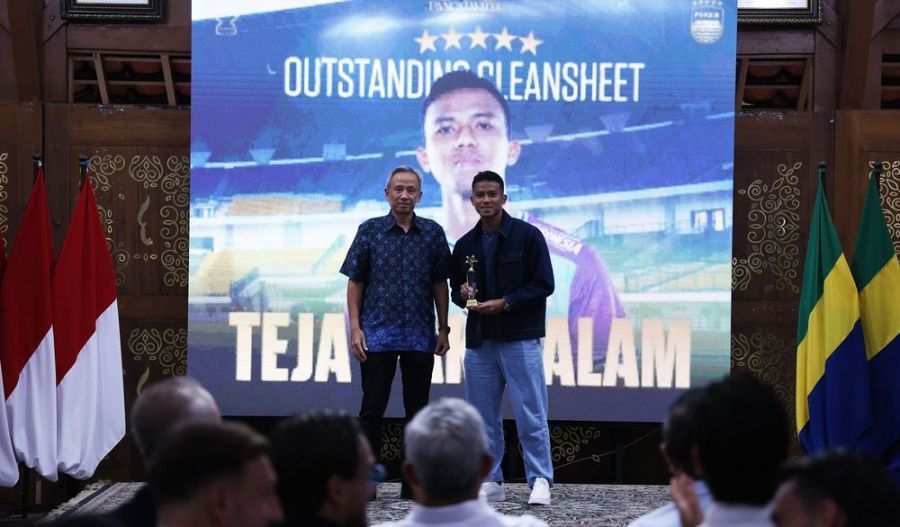 Kiper Persib, Teja Paku Alam berhasil memecahkan rekor penjaga gawang yang paking banyak mencetak nirbobol dalam satu musim yaitu sebanyak 18 kali pada Super League 2025/26 yang baru saja berakhir. (persib.co.id)