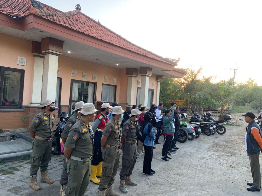 Petugas gabungan melakukan pengawasan dan penertiban armada pengangkut sampah di kawasan TPA Suwung, Denpasar, guna memastikan pengelolaan sesuai prosedur. (foto/sukadana)