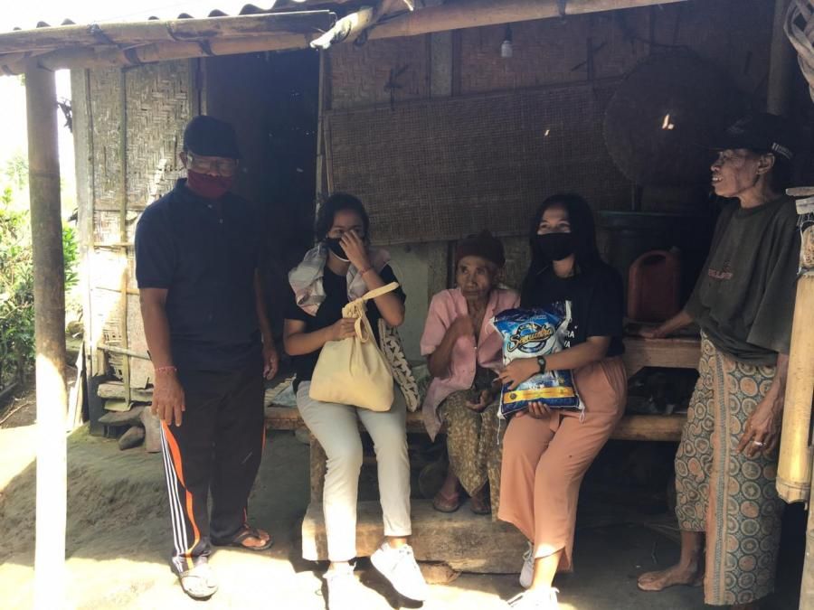 podiumnews.com-APHB Bagikan Sembako Bantu Lansia Terdampak Covid-19 di Bangli