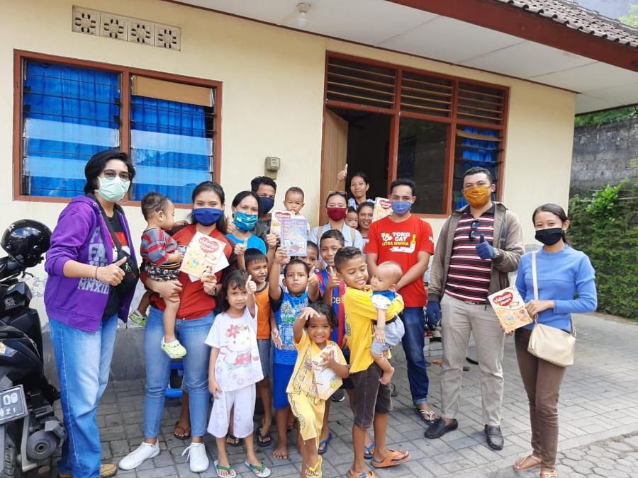 podiumnews.com-Di Tengah Pandemi, KMHDI Denpasar Bagikan Susu dan Buku Peringati Hardiknas