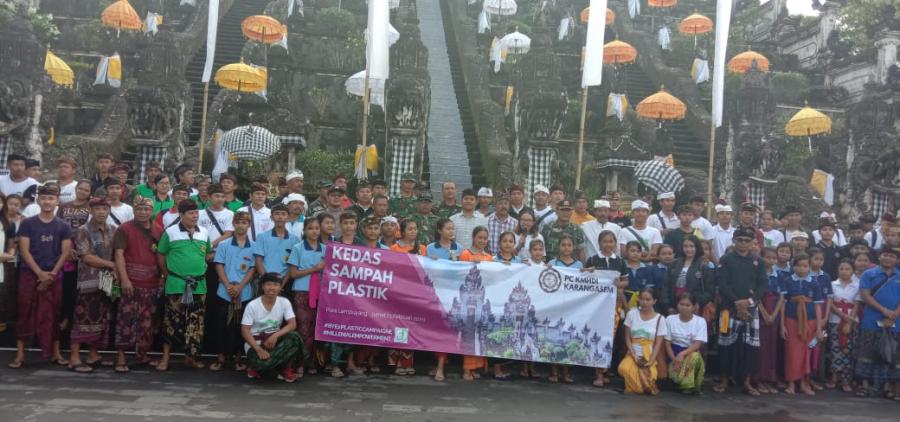 Hari Peduli Sampah, KMHDI Karangasem Bersih Sampah di Pura Lempuyang
