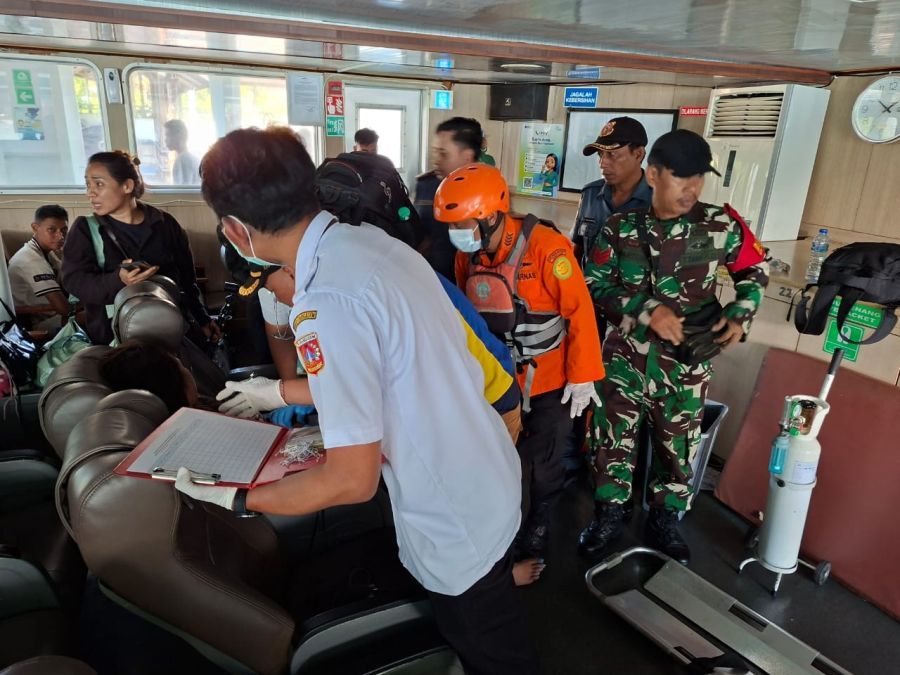podiumnews.com-KMP Putri Yasmin Terbakar di Selat Lombok, 1 Orang Tewas