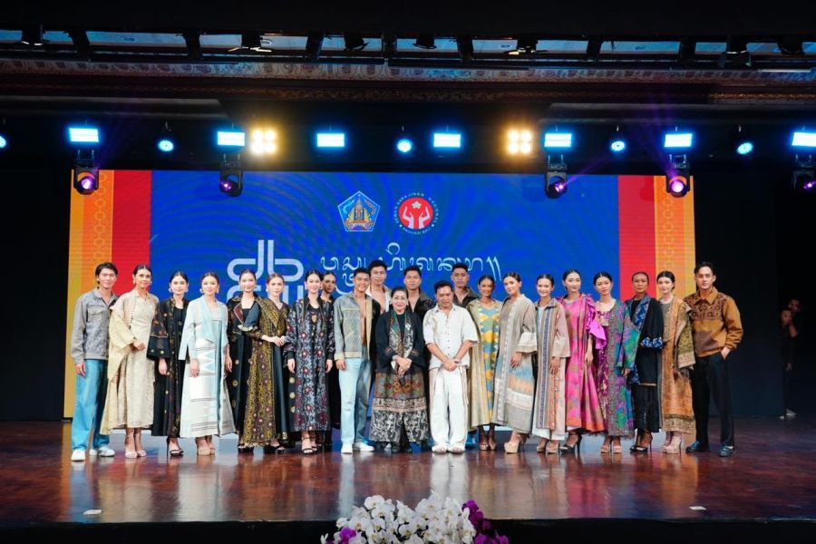Gelaran Bali Dekranasda Fashion Week (BDFW) memasuki hari ketiga pada sesi kedua dengan menampilkan ragam koleksi busana formal hingga kasual karya tujuh perancang lokal Bali. Acara ini berlangsung di Gedung Ksirarnawa, Taman Budaya Denpasar, Kamis (4/12/2025). (foto/Sukadana)