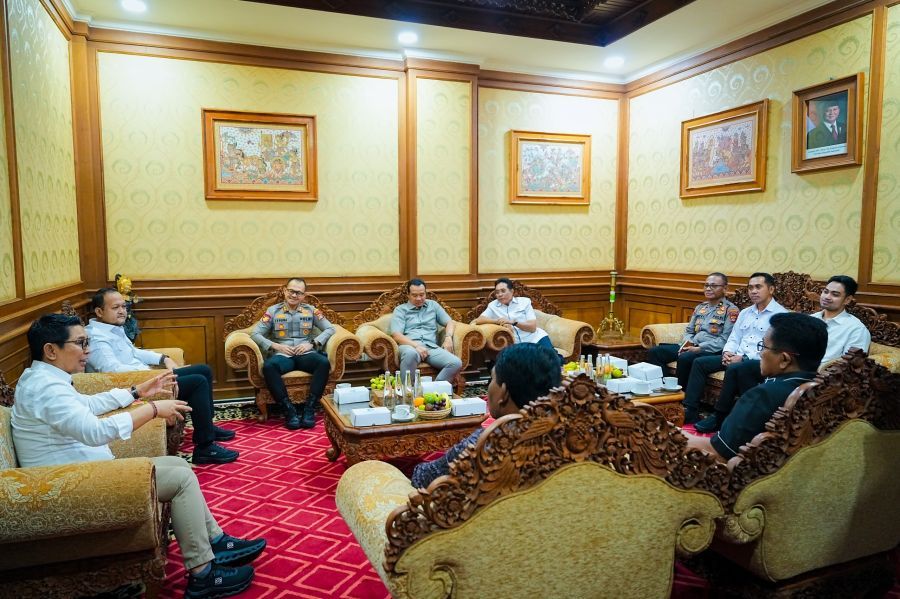 Bupati Badung I Wayan Adi Arnawa didampingi Wabup Bagus Alit Sucipta menerima Kapolres Badung AKBP Joseph Edward Purba di Ruang Tamu Bupati, Puspem Badung, Bali, Rabu (14/1/2026). (foto/adi)