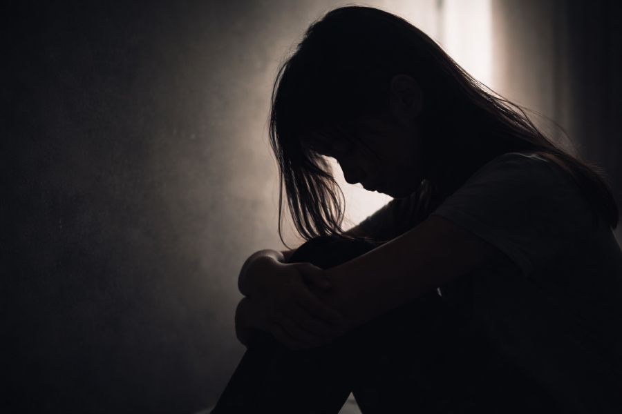 Ilustrasi siluet anak perempuan menunduk menggambarkan trauma kekerasan dalam relasi personal serta pentingnya perlindungan dan pemulihan korban kekerasan seksual. (podiumnews)