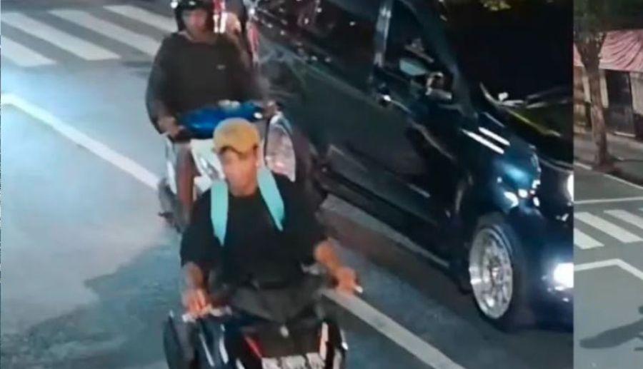 Dua maling terekam CCTV saat sedang menggasak sepeda motor Yamaha Aerox di depan Restoran Burgrlink, Jalan Pantai Berawa, Desa Tibubeneng, Kecamatan Kuta Utara, Badung, Bali. (foto/hes)