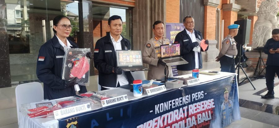 Direktur Reserse Siber Polda Bali Kombes Pol Aszhari Kurniawan didampingi Kabid Humas Polda Bali Kombes Pol Ariasandy saat jumpa pers tentang judi online, di Mapolda Bali, Jalan W.R. Supratman, Denpasar, Rabu (29/4/2026). (foto/hes)