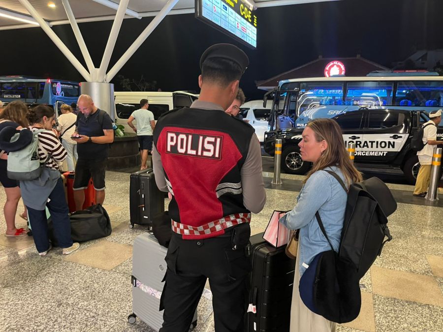 Situasi Terminal Internasional Bandara I Gusti Ngurah Rai saat monitoring keamanan akibat pembatalan penerbangan internasional. (foto/hes)