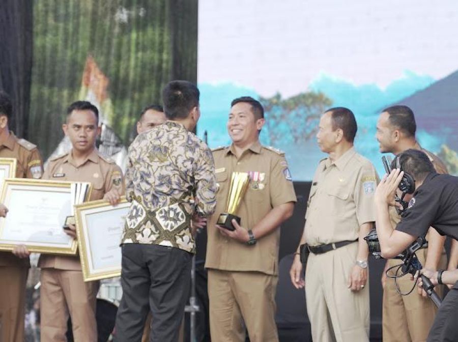 Perbekel Darmasaba Ida Bagus Surya Prabawa Manuaba saat menerima penghargaan Desa Terbaik Nasional Regional II. (Kominfo Badung)