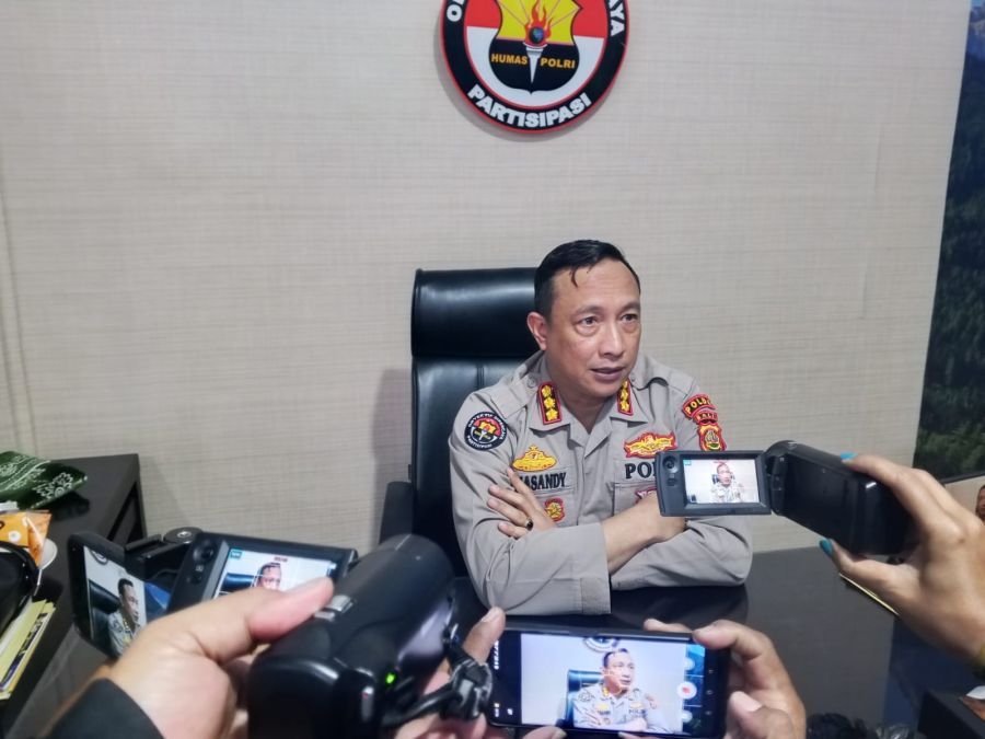 Kabid Humas Polda Bali Kombes Pol Ariasandy, memberi penjelasan di Mapolda Bali, Selasa (7/7/2026). (foto/hes)
