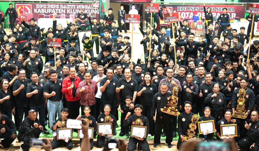Wakil Bupati Badung Bagus Alit Sucipta saat penutupan Kejuaraan Pencak Silat Bakti Negara Cup I Tahun 2026 di GOR Purna Krida Kerobokan, Badung, Bali, Selasa (8/9/2026). (foto/adi)