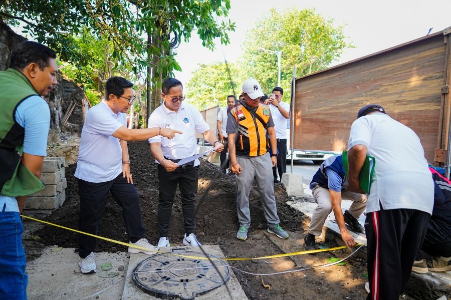 Bupati Wayan Adi Arnawa bersama Ketua DPRD Badung I Gusti Anom Gumanti melakukan inspeksi lapangan penataan kawasan pedestrian di sepanjang Pantai Kuta, Sabtu (4/7/2026). (foto/sukadana)