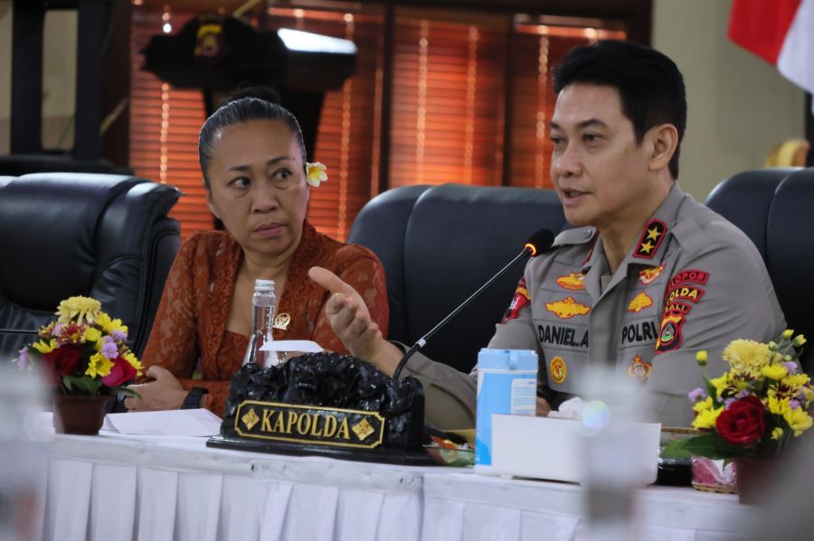Kapolda Bali Irjen Pol. Daniel Adityajaya dalam pertemuan dengan anggota DPD RI Ni Luh Jelantik, di Denpasar, Bali, Kamis (9/4/2026). (foto/hes)