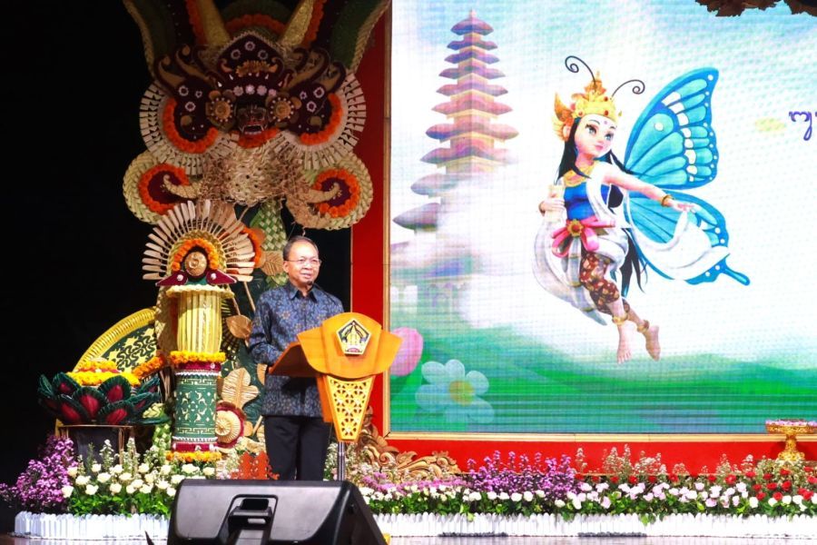 Gubernur Bali Wayan Koster menutup Bulan Bahasa Bali VIII di Gedung Ksirarnawa Taman Budaya Denpasar.  (foto/sukadana)