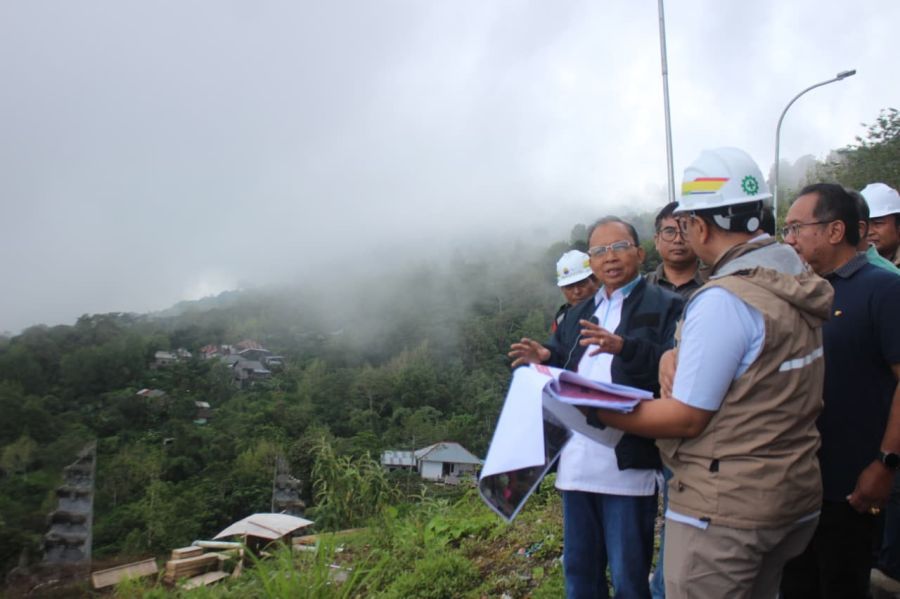 Gubernur Bali Wayan Koster meninjau progres pembangunan Turyapada Tower di Buleleng, Minggu (5/4/2026). (foto/sukadana)