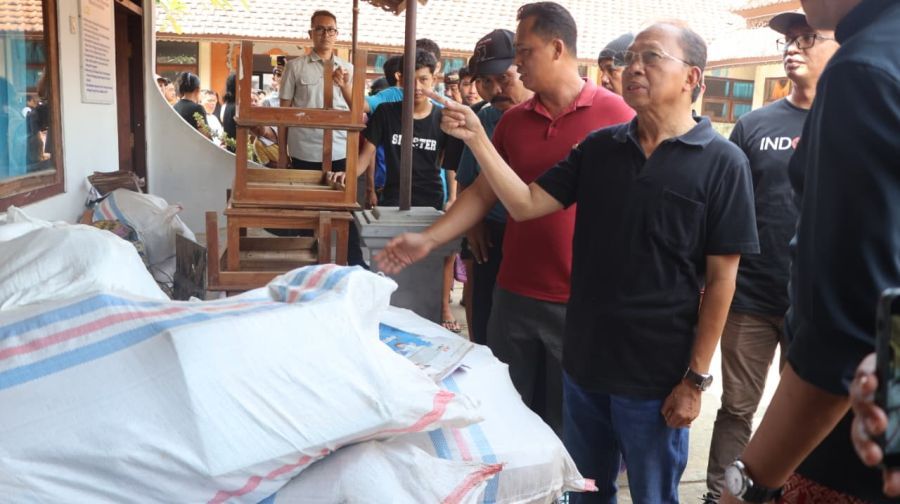 Gubernur Bali Wayan Koster meninjau SD Negeri 5 Banjar yang terdampak banjir di Kecamatan Banjar, Kabupaten Buleleng. (foto/sukadana)