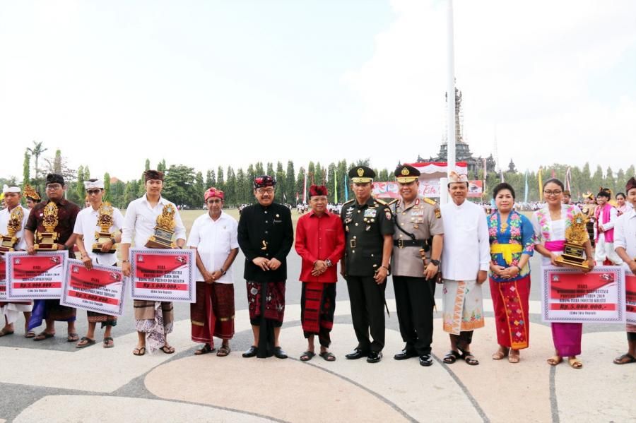 podiumnews.com-Pemprov Bali Beri Penghargaan Bagi Wirausaha Muda Berprestasi