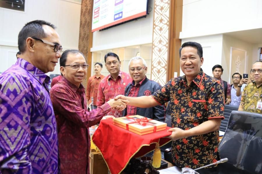 podiumnews.com-Presentasi di Baleg DPR, Koster: UU Nomor 64 Tahun 1958 Sudah Tak Relevan Lagi