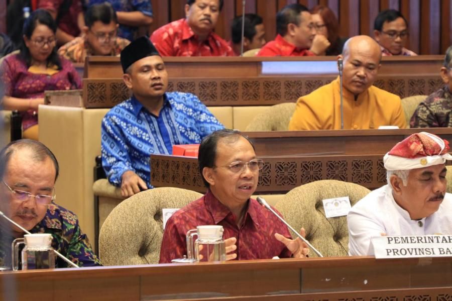 podiumnews.com-Serahkan RUU Provinsi Bali ke DPR RI dan DPD RI, Koster Harap Masuk Prolegnas 2020