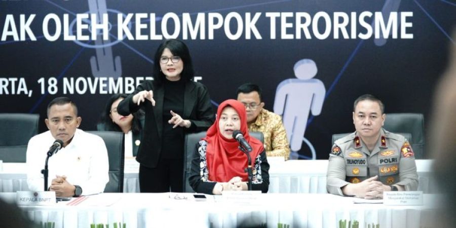 Ketua KPAI Margaret Aliyatul Maimunah saat jumpa pers bersama Karo Penmas Divisi Humas Polri Brigjen Pol Trunoyudo Wisnu Andiko di Jakarta, Selasa (18/11/2025). (foto/humaspolri)
