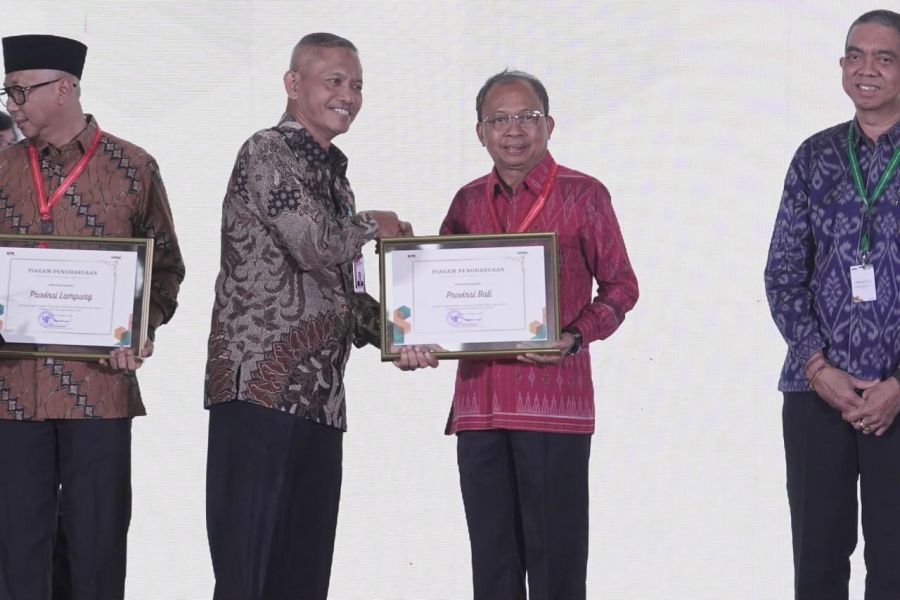 Gubernur Bali Wayan Koster menerima penghargaan dari KPK RI dalam peluncuran Indeks Integritas Pendidikan 2026 di Gedung Merah Putih KPK, Jakarta Selatan, Selasa (6/10/2026). (foto/sukadana)