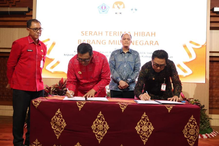 KPK RI menyerahkan hibah barang rampasan negara senilai Rp1,16 miliar kepada Pemerintah Kota Denpasar yang diselenggarakan di Graha Sewaka Dharma Lumintang, Denpasar, Bali, Selasa (6/10/2026). (foto/sukadana)