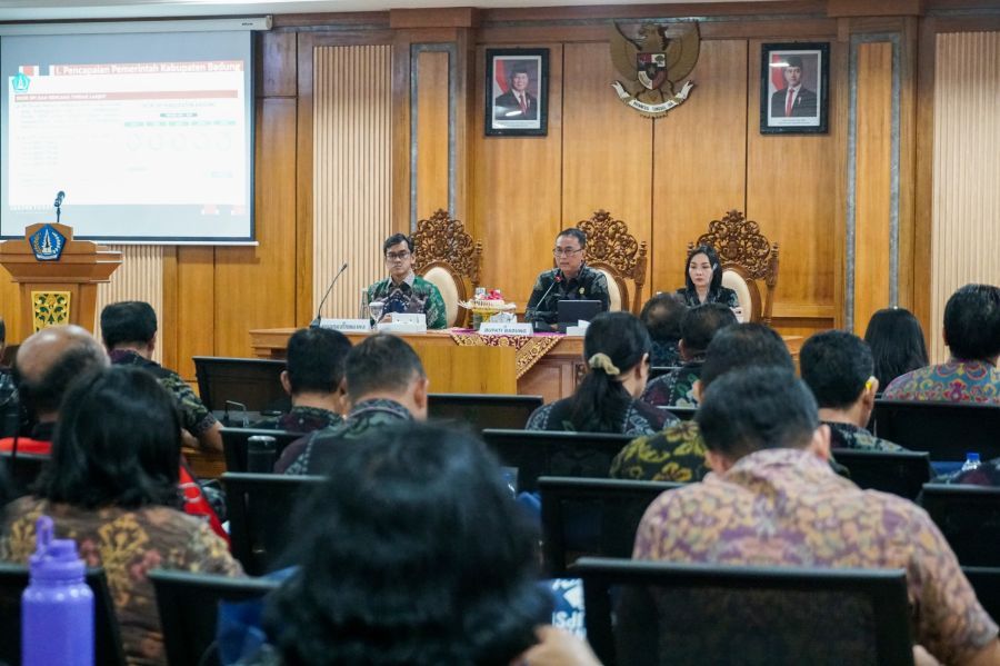 Sekda Badung Ida Bagus Surya Suamba menghadiri kegiatan Monitoring Implementasi Indikator Kabupaten Ber-Aksi yang diselenggarakan oleh KPK RI, di Ruang Rapat Satya Gosana I, Inspektorat Kabupaten Badung, Bali, Selasa (7/7/2026). (foto/adi)