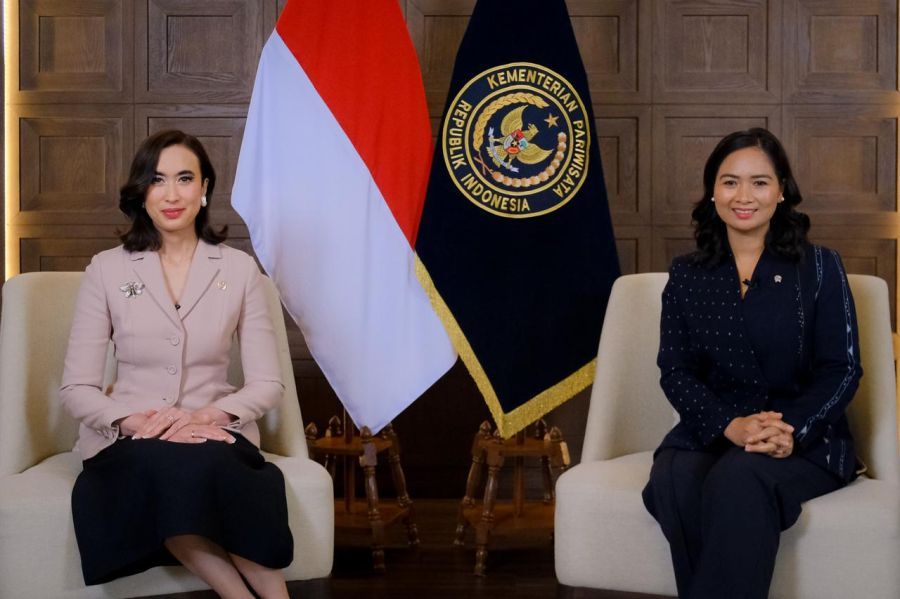 Menteri Pariwisata Widiyanti Putri Wardhana bersama Wakil Menteri Pariwisata Ni Luh Puspa menyampaikan Laporan Bulanan di Jakarta, Rabu (14/1/2026). (foto/Kemenpar)