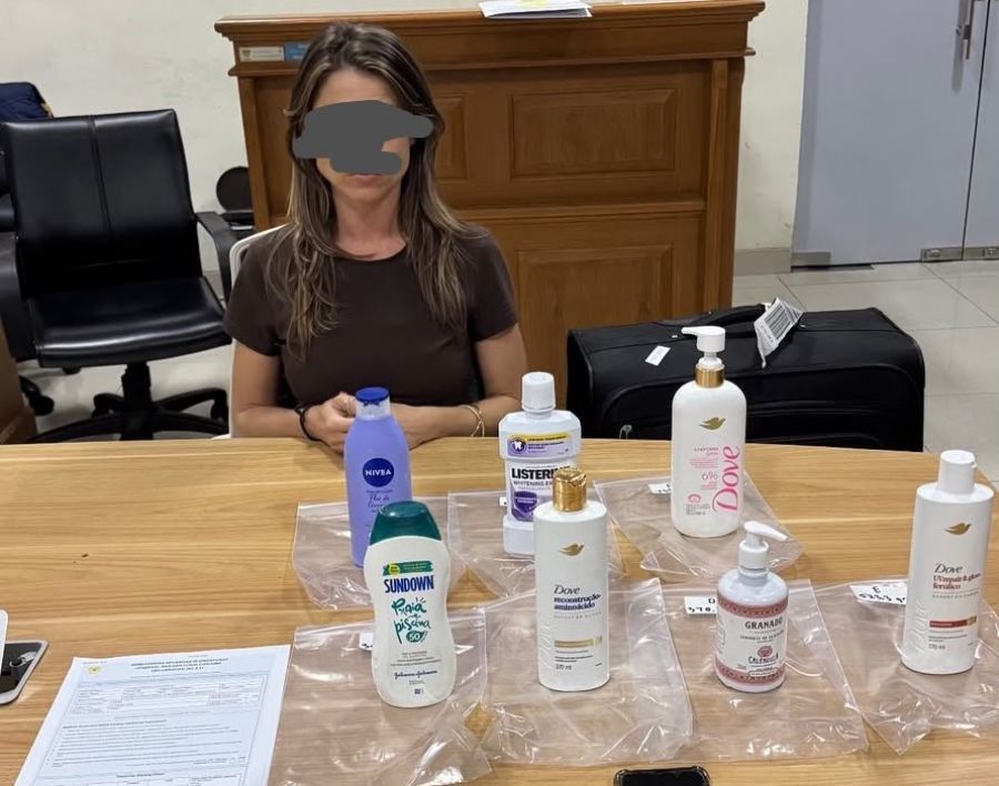 Kurir narkoba asal Brasil berinisial TCDS yang menyelundupkan 3,6 kg kokain cair ditangkap di Bandar Udara International I Gusti Ngurah Rai, Bali. (foto/hes)