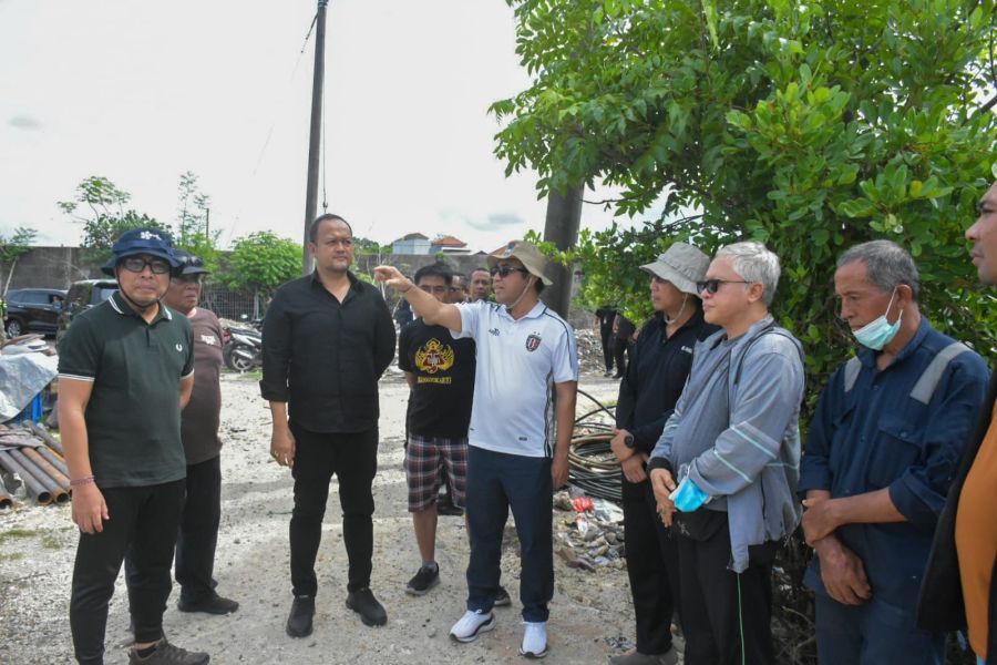 Walikota dan rombongan meninjau lahan enam hektare calon lokasi pembangunan PSEL Denpasar Raya. (foto/sukada)