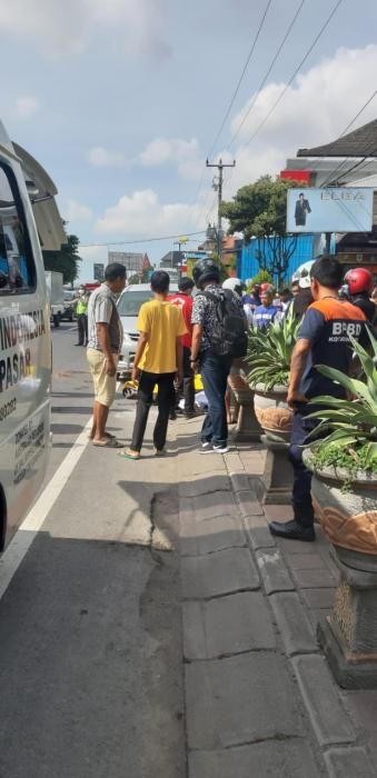 podiumnews.com-Tabrak Pintu Mobil Terbuka, Pengendara Motor Tewas Seketika