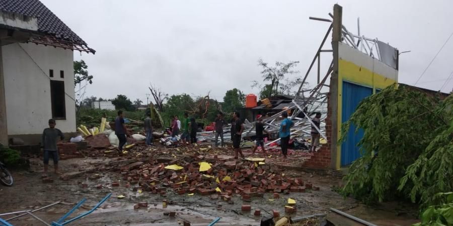 podiumnews.com-Dua Warga Meninggal, Ratusan Rumah Rusak Akibat Angin Puting Beliung di Lampung