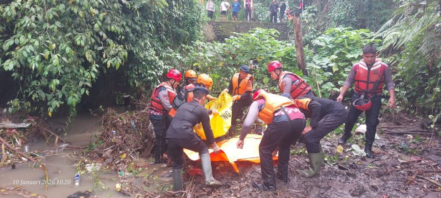 Tim SAR gabungan mengevakuasi jenazah lansia yang ditemukan di aliran sungai wilayah Lukluk, Mengwi, Badung. (foto/hes)