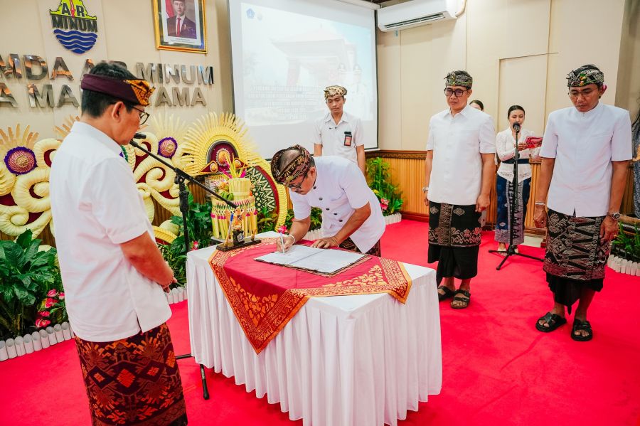 Bupati Badung I Wayan Adi Arnawa mengambil sumpah jabatan dan melantik I Made Putra Wijaya sebagai Direktur Umum Perumda Air Minum Tirta Mangutama masa bakti 2026-2031 di Kantor Perumda Air Minum Tirta Mangutama, Kabupaten Badung, Bali, Rabu (24/6/2026). (foto/adi)