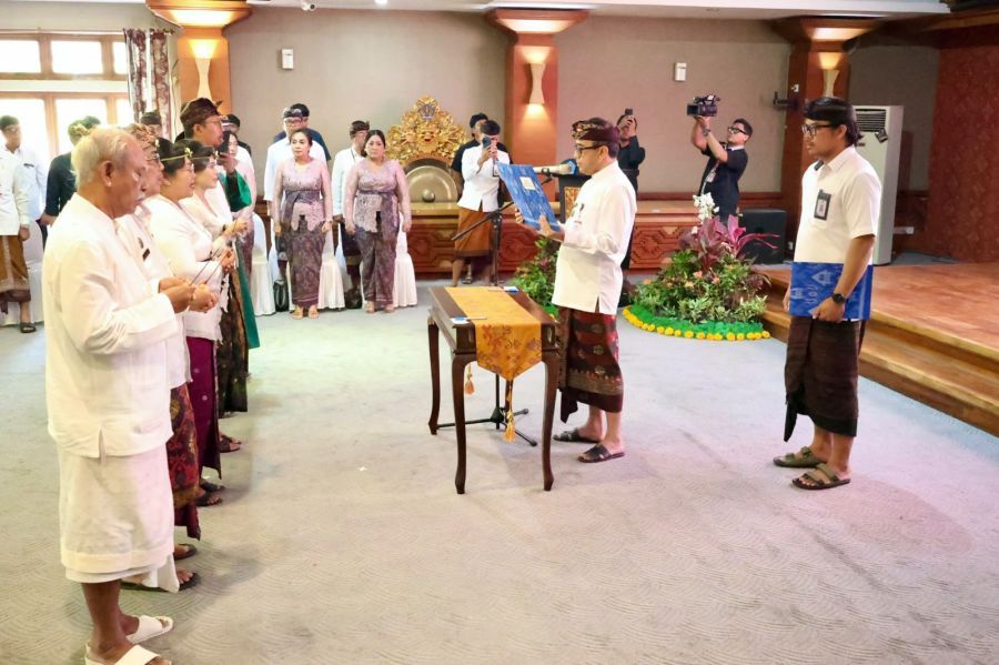 Walikota Denpasar, I Gusti Ngurah Jaya Negara saat melantik dan mengambil sumpah jabatan 81 pejabat struktural yang terdiri atas Pejabat Pimpinan Tinggi Pratama, Pejabat Administrator, dan Pejabat Pengawas di lingkungan Pemerintah Kota Denpasar di Graha Sewaka Dharma Kota Denpasar, Bali, Kamis (20/8/2026). (foto/sukadana)