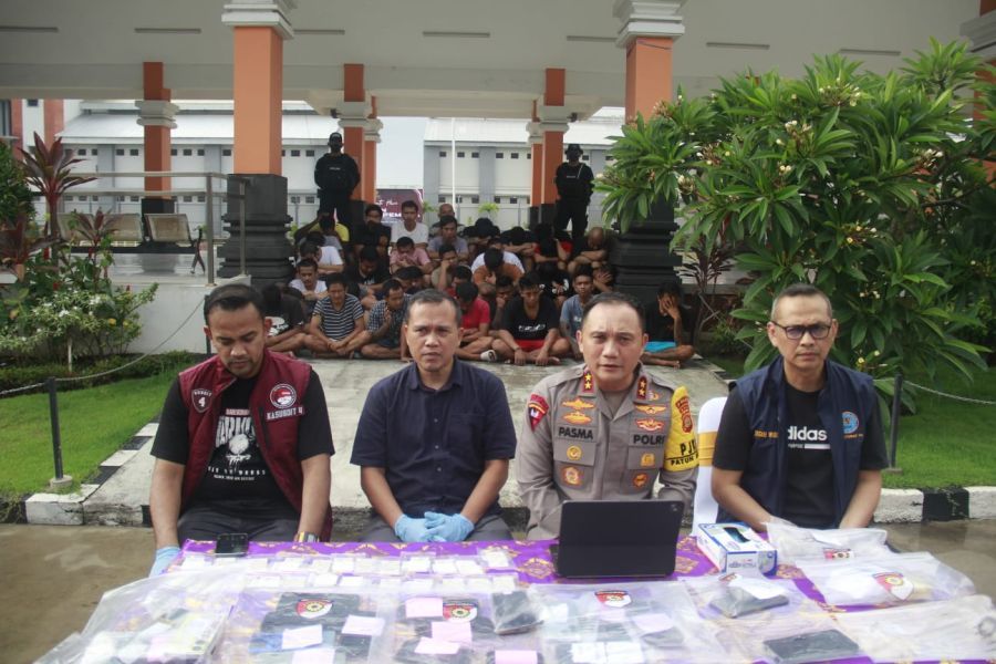 Kapolda Bali Irjenpol Pasma Royce bersama tim Bareskrim Mabes Polri dan Badan Narkotika Nasional (BNN) RI melakukan sweeping dan pemeriksaan di Lembaga Pemasyarakatan (Lapas) Kelas IIA Kerobokan, Kabupaten Badung, Bali, Jumat (30/10/2026). (foto/hes)