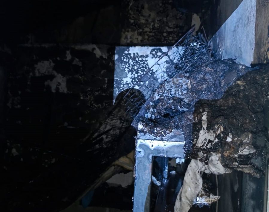 Api membakar sebuah ruang laundry Homestay Casa De Cassy di Jalan Kesari Nomor 18, Kelurahan Sanur, Denpasar Selatan, Denpasar, Bali, Minggu (22/2/2026) malam. (foto/hes)