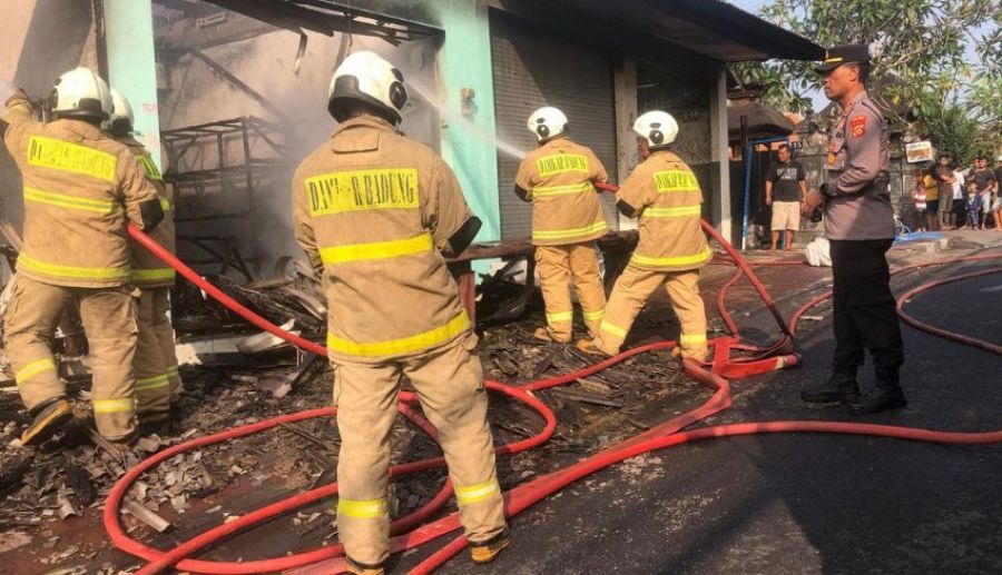 Kebakaran melanda usaha laundry, warung dan atap rumah warga di Banjar Sengguan, Kelurahan Abianbase, Kecamatan Mengwi, Badung, Bali, Selasa (20/10/2026). (foto/hes)