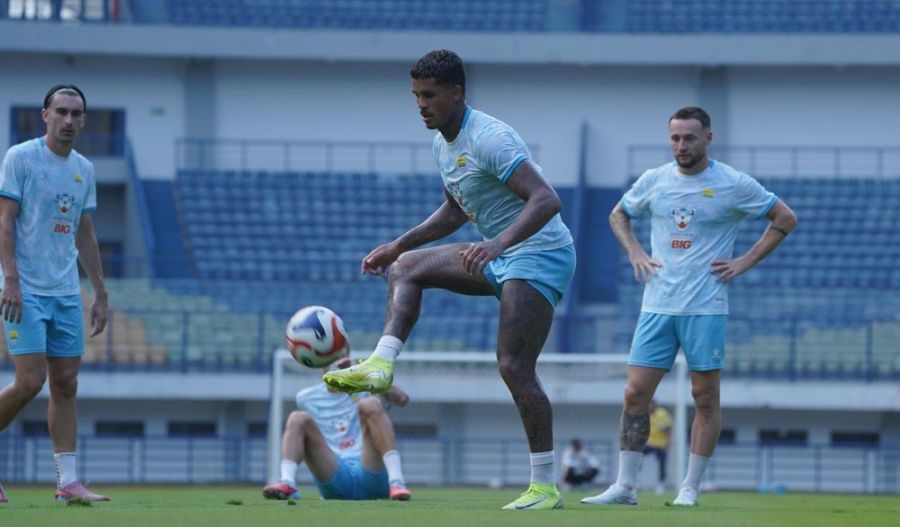 Persib Bandung memaksimalkan sesi latihan resmi di Stadion Gelora Bandung Lautan Api (GBLA) Bandung, Jawa Barat, Kamis (20/11/2025). (persib.co.id)