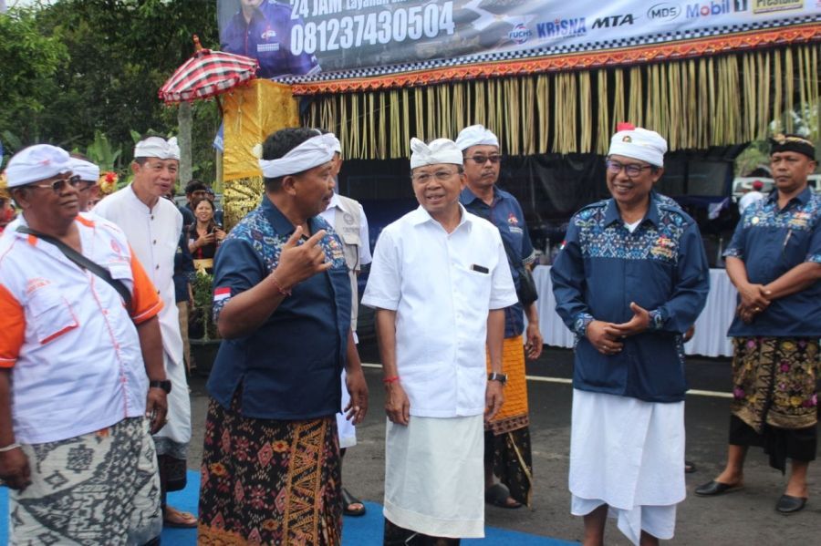 Perkumpulan Bengkel Mobil Bali (PBMB) mengapresiasi dukungan Gubernur Bali Wayan Koster terhadap kegiatan sosial yang mereka jalankan, khususnya melalui peresmian posko layanan di kawasan Pura Agung Besakih, Bali, Kamis (2/4/2026). (foto/sukadana)