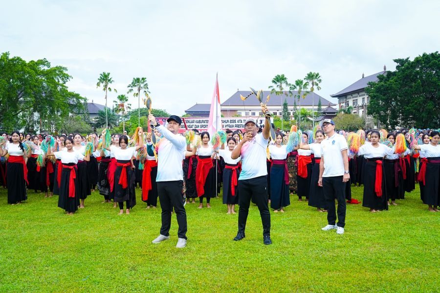 Wabup Badung Bagus Alit Sucipta bersama Ketua DPRD Badung I Gusti Anom Gumanti membuka Porsenijar Kabupaten Badung Tahun 2026 yang ditandai dengan pelepasan panah di Lapangan Puspem Badung, Bali, Senin (2/3/2026). (foto/adi)