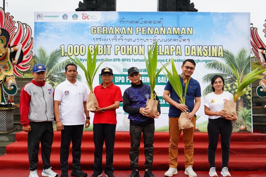 Gubernur Bali, Wayan Koster melakukan penanaman bibit pohon kelapa daksina di Kawasan Embung, Tukad Unda, Desa Gunaksa, Kecamatan Dawan, Kabupaten Klungkung, Bali, Jumat (27/2/2026). (Foto/sukadana)