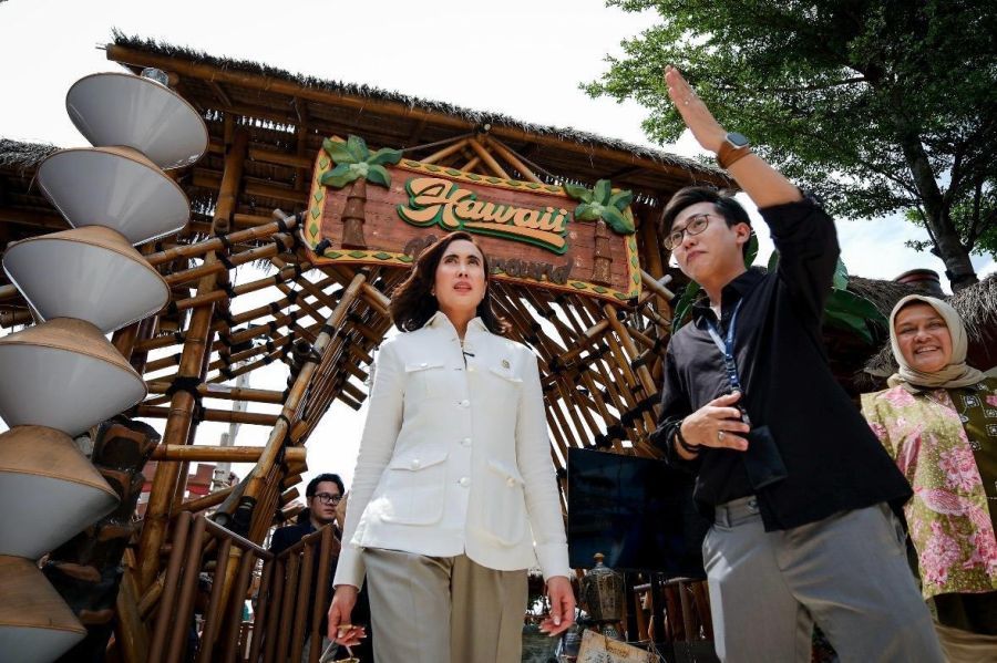  Menteri Pariwisata Widiyanti Putri Wardhana saat meninjau destinasi "Aloha Pasir Putih" di PIK 2, Banten, Selasa (23/12/2025). (kemenpar.go.id)
