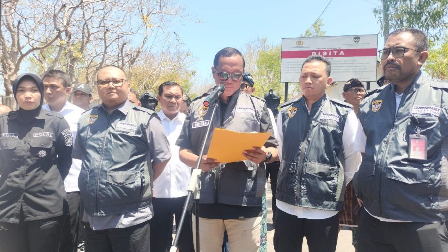 Penyidik Mabes Polri melalui Korps Pemberantasan Tindak Pidana Korupsi (Kortastipidkor) menyita tanah negara seluas sekitar 23 hektare di dekat Pantai Melasti, Desa Ungasan, Kecamatan Kuta Selatan, Badung, Bali, Kamis (17/9/2026). (foto/hes)