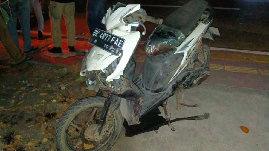Sepeda motor yang dikendarai I Made Sadia yang mengalami kecelakaan lalu lintas di persimpangan di kawasan Jalan Gunung Salak – Jalan Teuku Umar Barat, Denpasar Barat, Denpasar, Bali, Senin (21/9/2026) malam. (foto/hes)