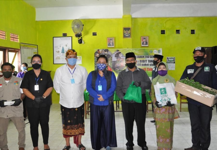 podiumnews.com-Bupati Eka Bantu Sembako dan Stamina Masyarakat Sekitar MI Ma’arif Sangulan